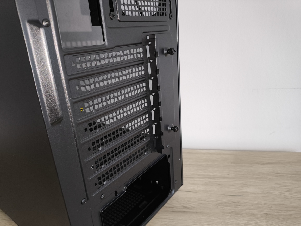 DeepCool Matrexx 55 Mesh V4 C - test obudowy. Dużo miejsca i mocny nacisk na przepływ powietrza, choć sama obudowa jest wybitnie budżetowa