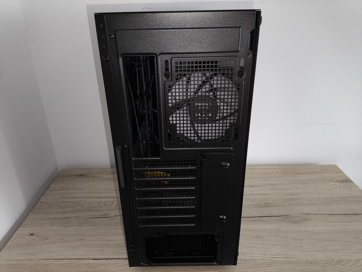 DeepCool Matrexx 55 Mesh V4 C - test obudowy. Dużo miejsca i mocny nacisk na przepływ powietrza, choć sama obudowa jest wybitnie budżetowa