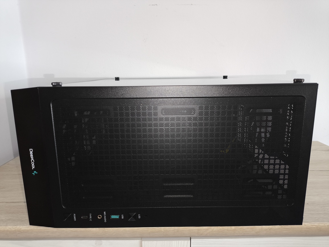 DeepCool Matrexx 55 Mesh V4 C - test obudowy. Dużo miejsca i mocny nacisk na przepływ powietrza, choć sama obudowa jest wybitnie budżetowa