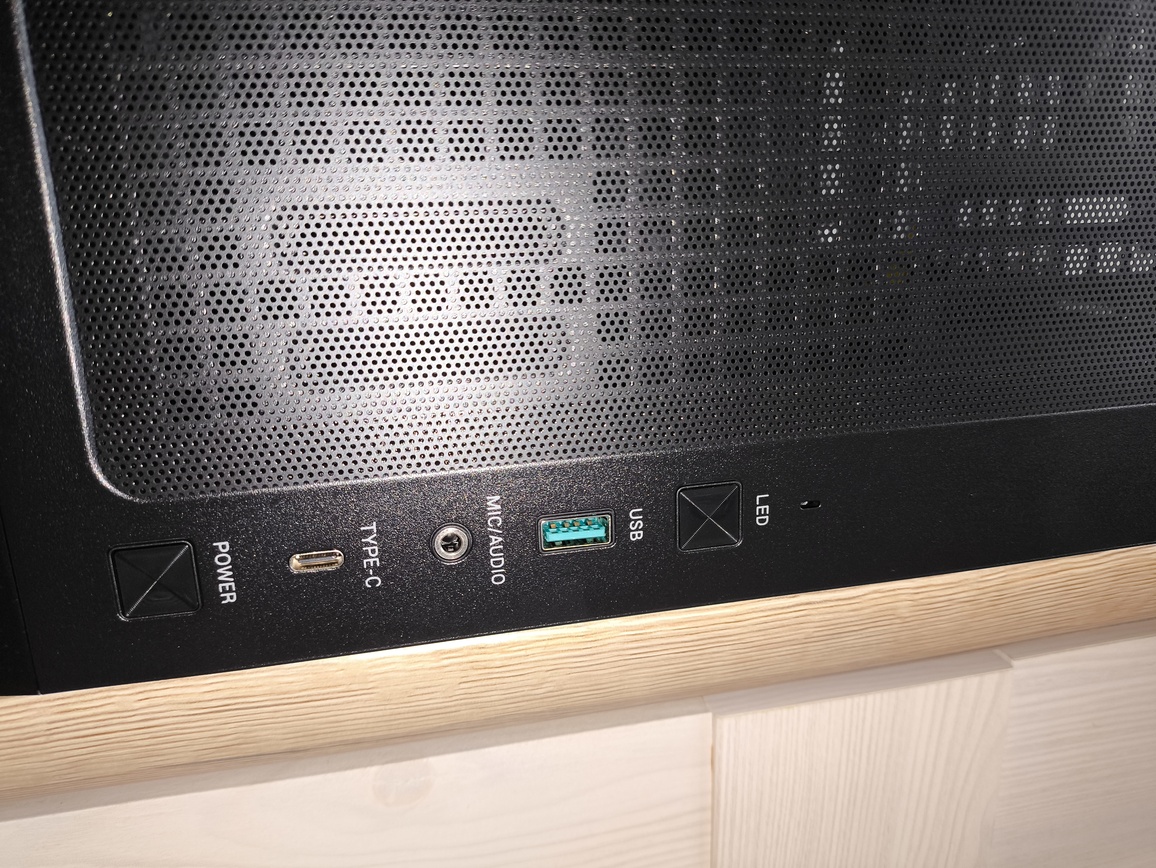 DeepCool Matrexx 55 Mesh V4 C - test obudowy. Dużo miejsca i mocny nacisk na przepływ powietrza, choć sama obudowa jest wybitnie budżetowa