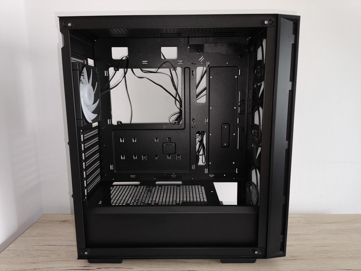 DeepCool Matrexx 55 Mesh V4 C - test obudowy. Dużo miejsca i mocny nacisk na przepływ powietrza, choć sama obudowa jest wybitnie budżetowa