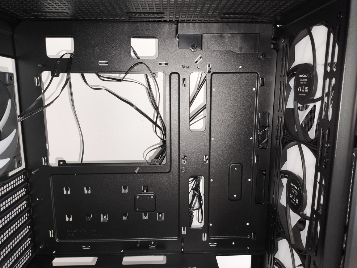 DeepCool Matrexx 55 Mesh V4 C - test obudowy. Dużo miejsca i mocny nacisk na przepływ powietrza, choć sama obudowa jest wybitnie budżetowa