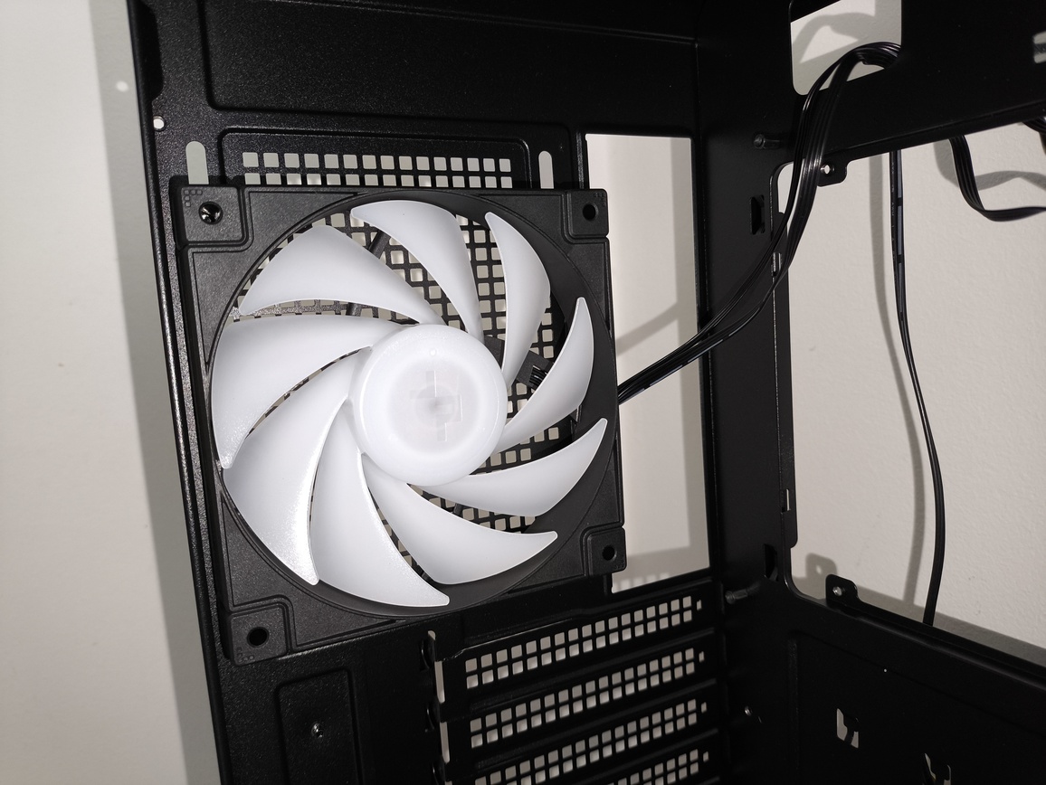 DeepCool Matrexx 55 Mesh V4 C - test obudowy. Dużo miejsca i mocny nacisk na przepływ powietrza, choć sama obudowa jest wybitnie budżetowa