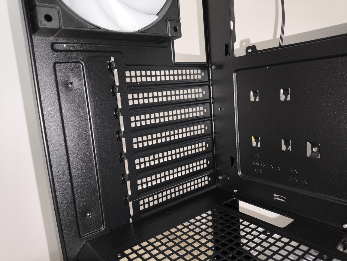 DeepCool Matrexx 55 Mesh V4 C - test obudowy. Dużo miejsca i mocny nacisk na przepływ powietrza, choć sama obudowa jest wybitnie budżetowa