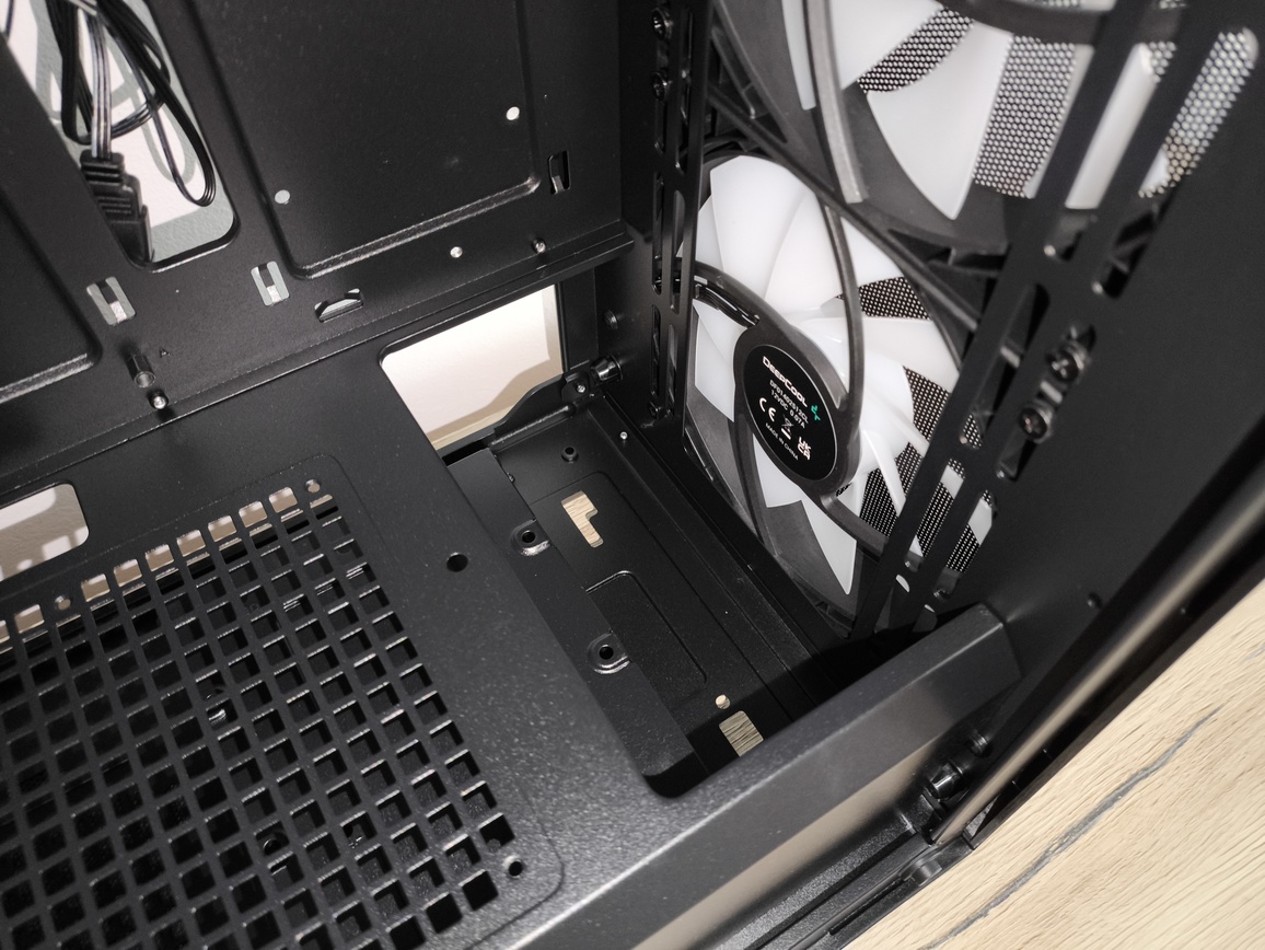 DeepCool Matrexx 55 Mesh V4 C - test obudowy. Dużo miejsca i mocny nacisk na przepływ powietrza, choć sama obudowa jest wybitnie budżetowa