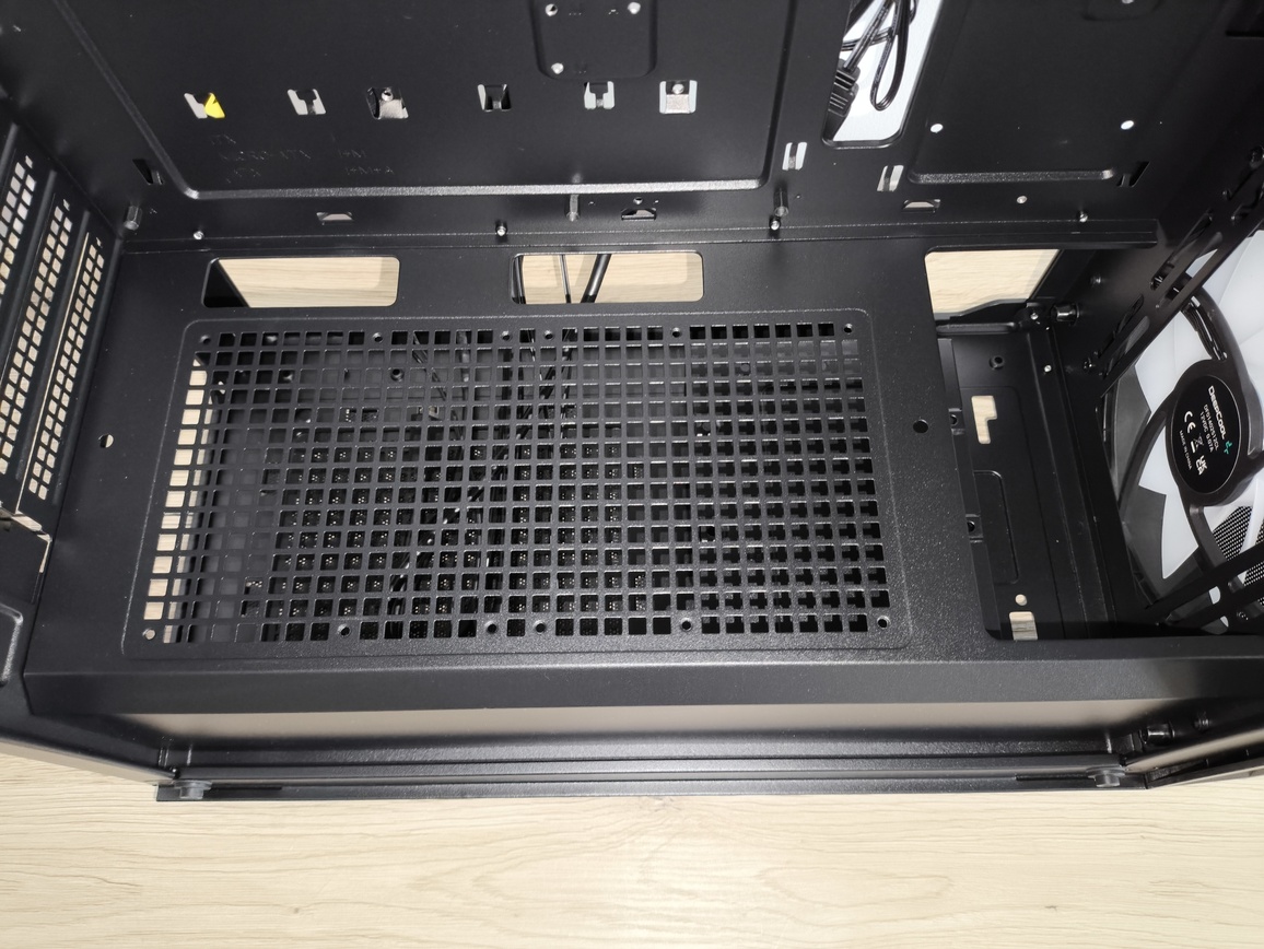 DeepCool Matrexx 55 Mesh V4 C - test obudowy. Dużo miejsca i mocny nacisk na przepływ powietrza, choć sama obudowa jest wybitnie budżetowa