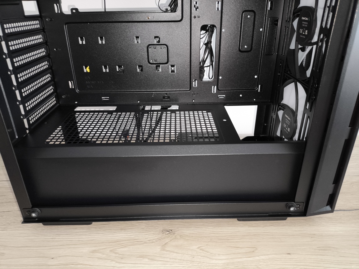 DeepCool Matrexx 55 Mesh V4 C - test obudowy. Dużo miejsca i mocny nacisk na przepływ powietrza, choć sama obudowa jest wybitnie budżetowa
