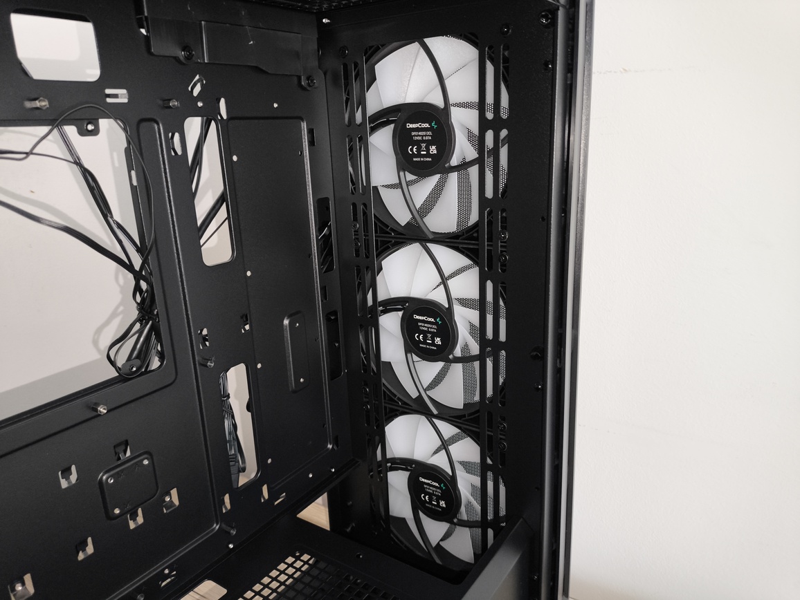 DeepCool Matrexx 55 Mesh V4 C - test obudowy. Dużo miejsca i mocny nacisk na przepływ powietrza, choć sama obudowa jest wybitnie budżetowa