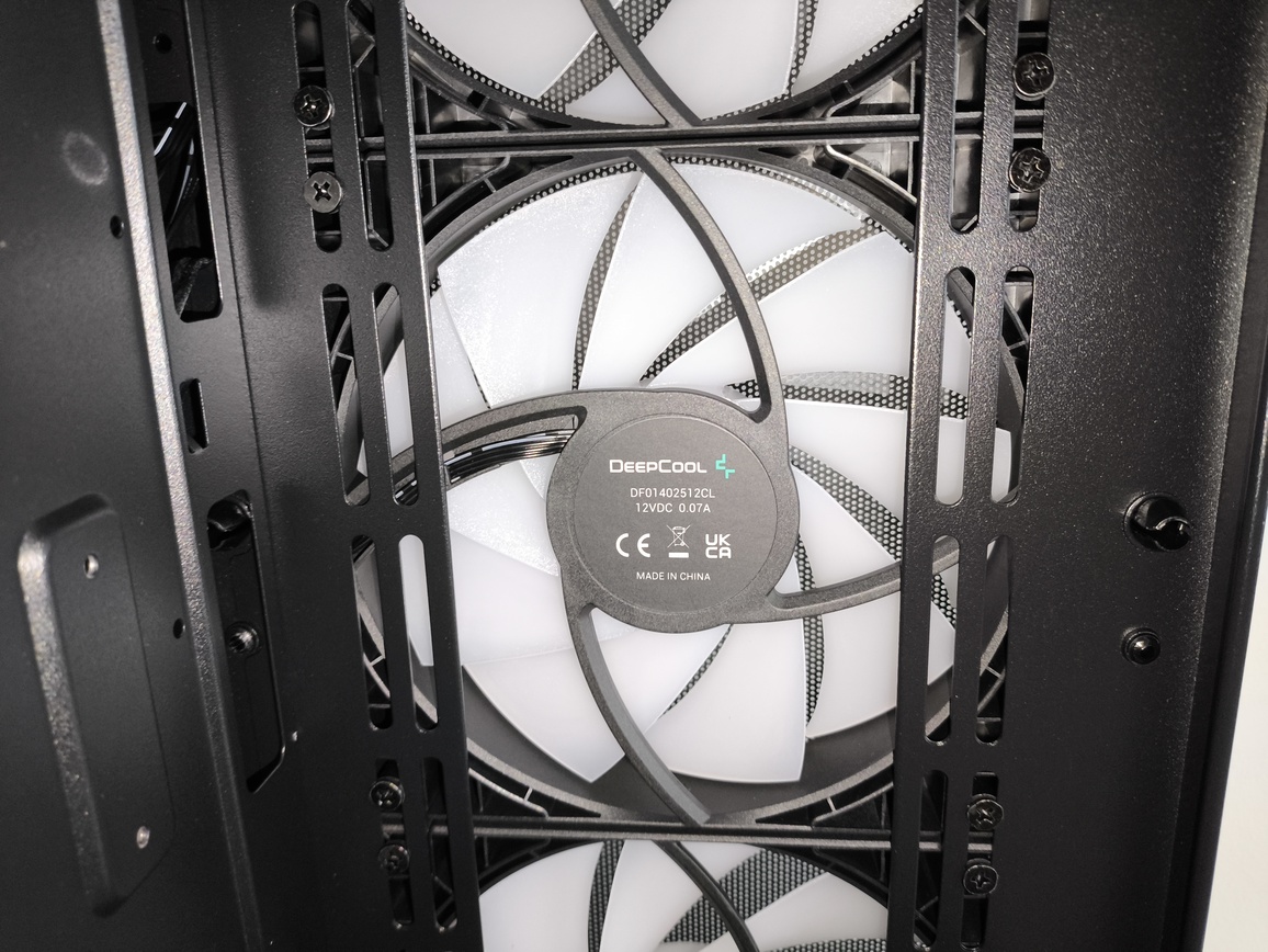 DeepCool Matrexx 55 Mesh V4 C - test obudowy. Dużo miejsca i mocny nacisk na przepływ powietrza, choć sama obudowa jest wybitnie budżetowa