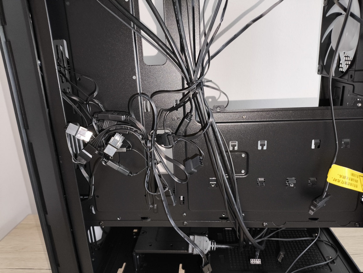 DeepCool Matrexx 55 Mesh V4 C - test obudowy. Dużo miejsca i mocny nacisk na przepływ powietrza, choć sama obudowa jest wybitnie budżetowa