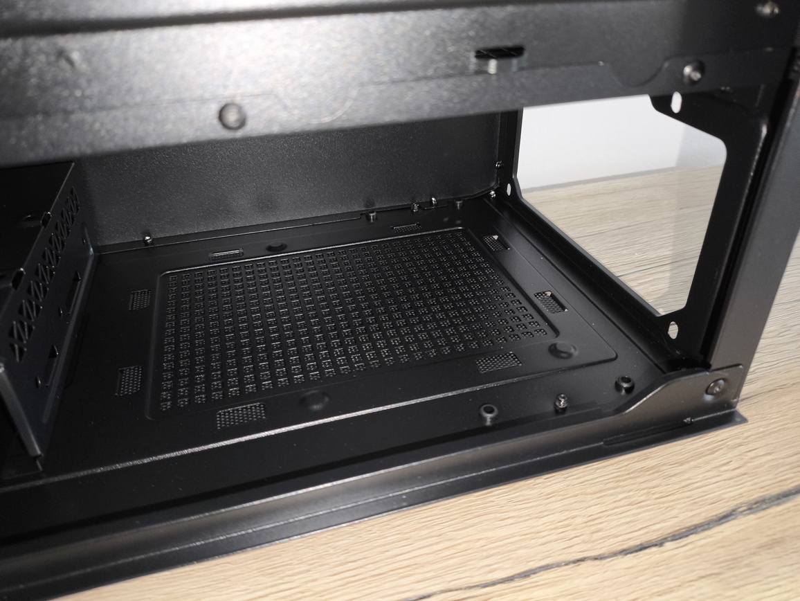 DeepCool Matrexx 55 Mesh V4 C - test obudowy. Dużo miejsca i mocny nacisk na przepływ powietrza, choć sama obudowa jest wybitnie budżetowa