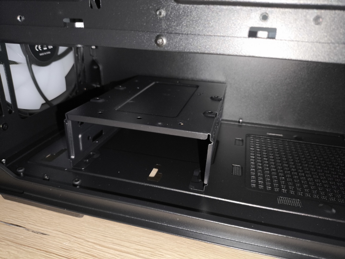 DeepCool Matrexx 55 Mesh V4 C - test obudowy. Dużo miejsca i mocny nacisk na przepływ powietrza, choć sama obudowa jest wybitnie budżetowa
