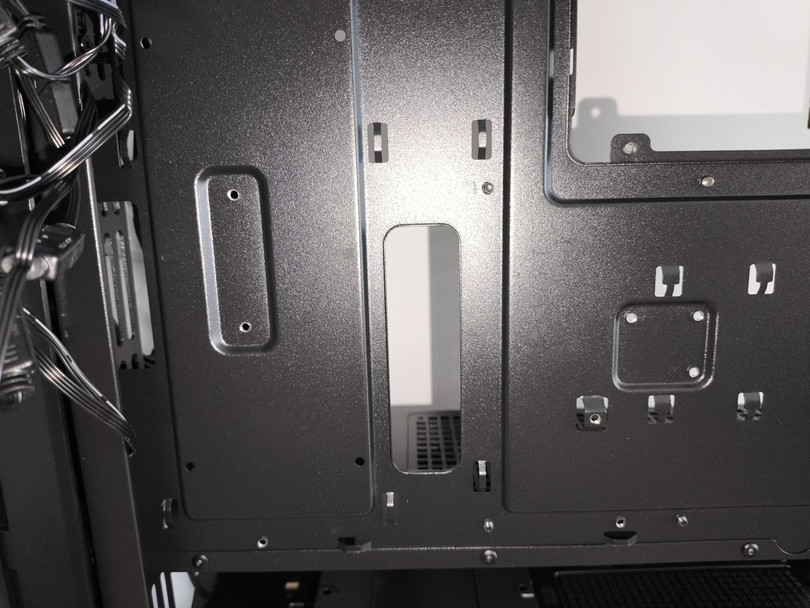 DeepCool Matrexx 55 Mesh V4 C - test obudowy. Dużo miejsca i mocny nacisk na przepływ powietrza, choć sama obudowa jest wybitnie budżetowa