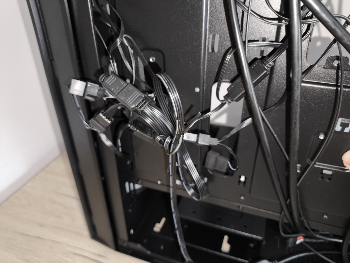 DeepCool Matrexx 55 Mesh V4 C - test obudowy. Dużo miejsca i mocny nacisk na przepływ powietrza, choć sama obudowa jest wybitnie budżetowa