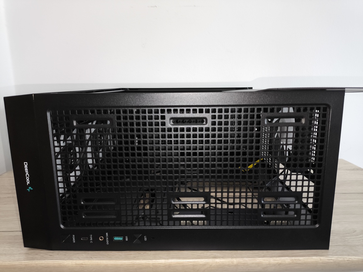 DeepCool Matrexx 55 Mesh V4 C - test obudowy. Dużo miejsca i mocny nacisk na przepływ powietrza, choć sama obudowa jest wybitnie budżetowa