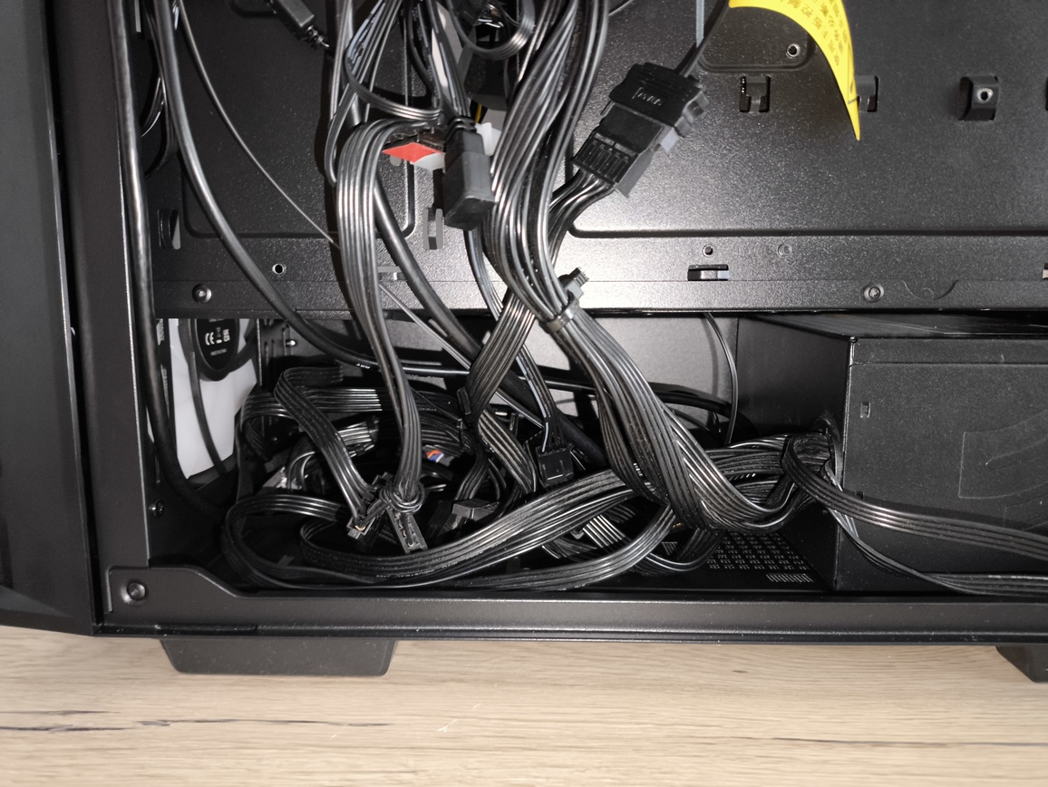 DeepCool Matrexx 55 Mesh V4 C - test obudowy. Dużo miejsca i mocny nacisk na przepływ powietrza, choć sama obudowa jest wybitnie budżetowa