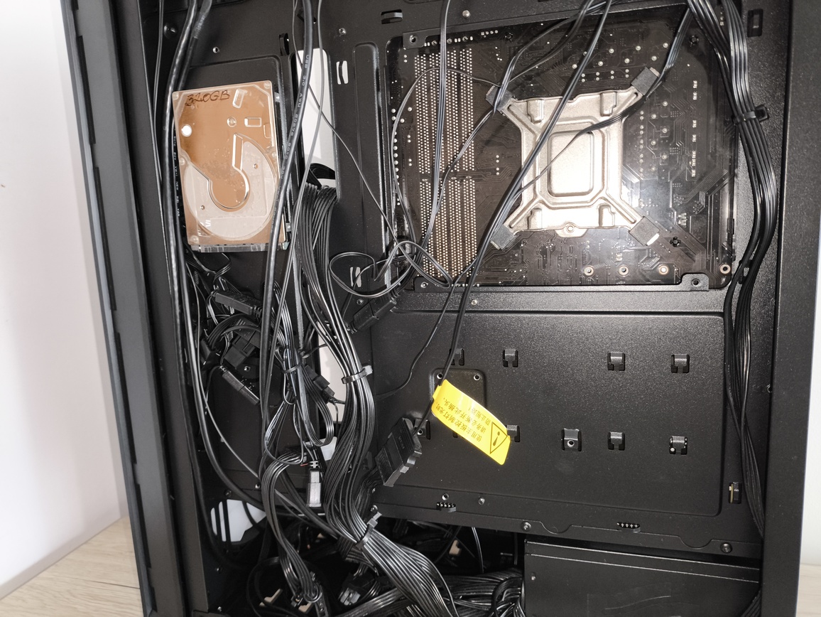 DeepCool Matrexx 55 Mesh V4 C - test obudowy. Dużo miejsca i mocny nacisk na przepływ powietrza, choć sama obudowa jest wybitnie budżetowa
