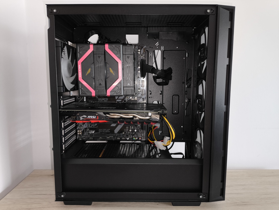 DeepCool Matrexx 55 Mesh V4 C - test obudowy. Dużo miejsca i mocny nacisk na przepływ powietrza, choć sama obudowa jest wybitnie budżetowa