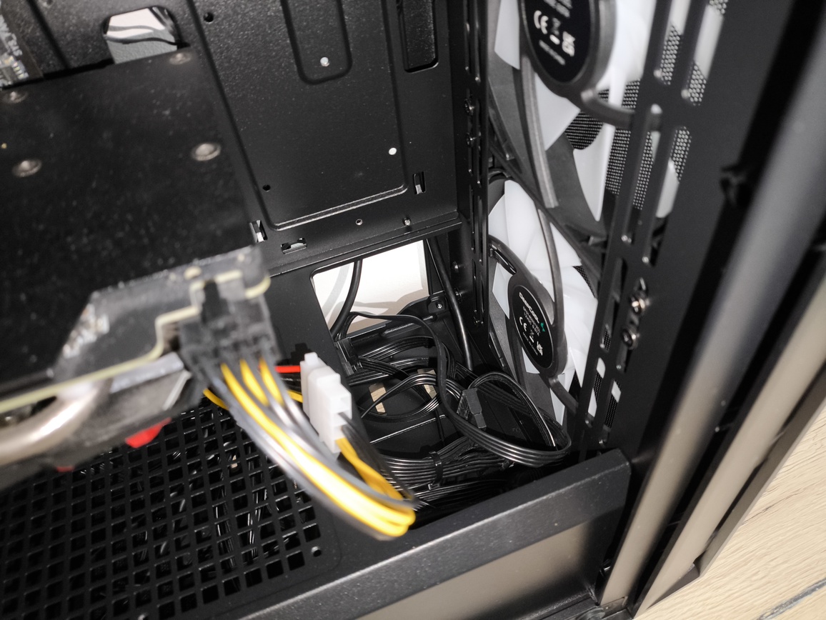 DeepCool Matrexx 55 Mesh V4 C - test obudowy. Dużo miejsca i mocny nacisk na przepływ powietrza, choć sama obudowa jest wybitnie budżetowa