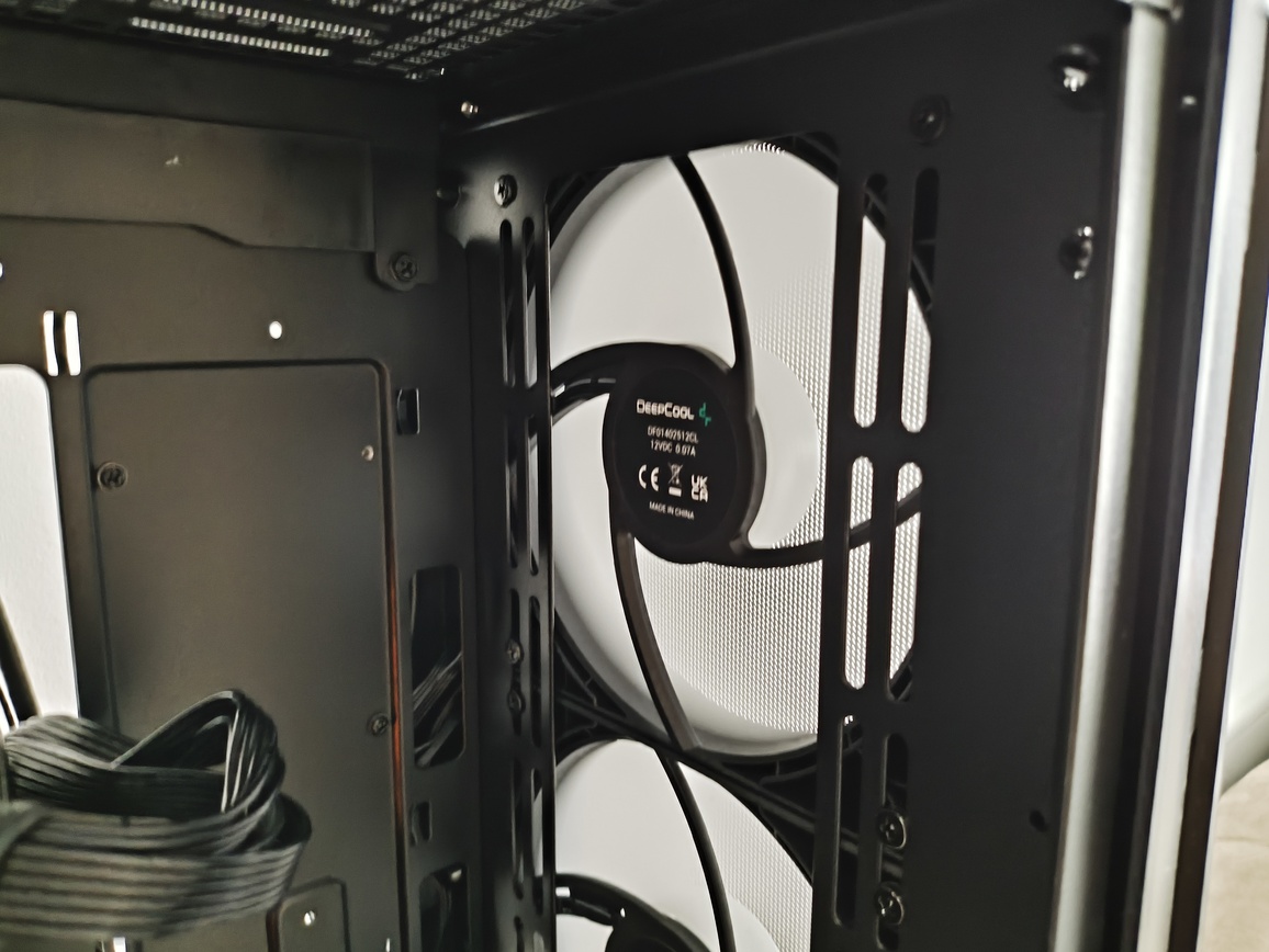 DeepCool Matrexx 55 Mesh V4 C - test obudowy. Dużo miejsca i mocny nacisk na przepływ powietrza, choć sama obudowa jest wybitnie budżetowa