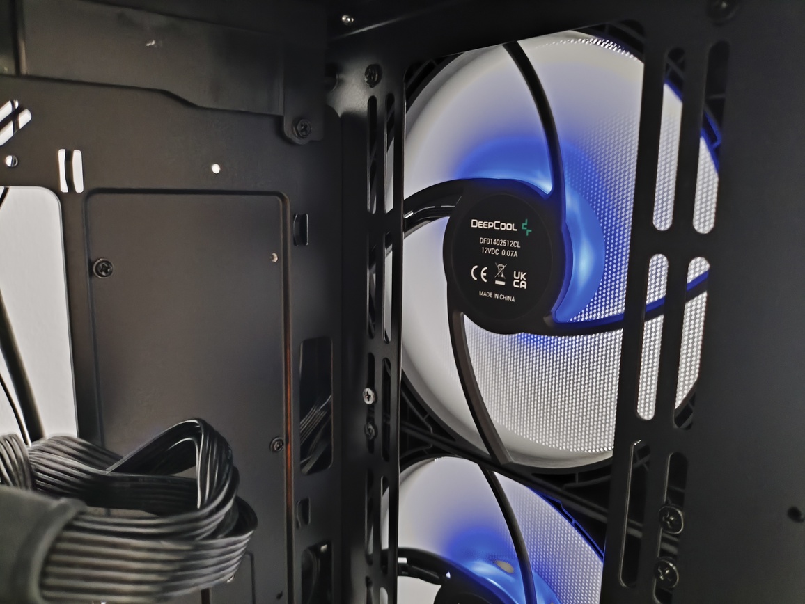 DeepCool Matrexx 55 Mesh V4 C - test obudowy. Dużo miejsca i mocny nacisk na przepływ powietrza, choć sama obudowa jest wybitnie budżetowa