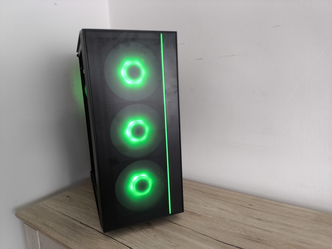 DeepCool Matrexx 55 Mesh V4 C - test obudowy. Dużo miejsca i mocny nacisk na przepływ powietrza, choć sama obudowa jest wybitnie budżetowa