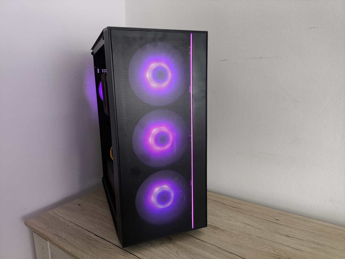 DeepCool Matrexx 55 Mesh V4 C - test obudowy. Dużo miejsca i mocny nacisk na przepływ powietrza, choć sama obudowa jest wybitnie budżetowa