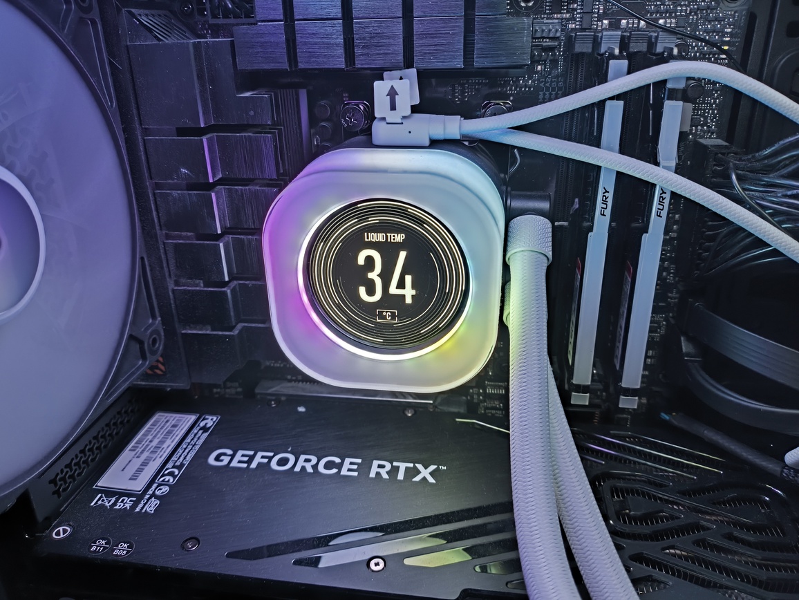 Corsair iCUE LINK TITAN 240 RX LCD - test absurdalnie drogiego chłodzenia AIO jak na rozmiar 240 mm, nawet mimo oferowanych funkcji dodatkowych