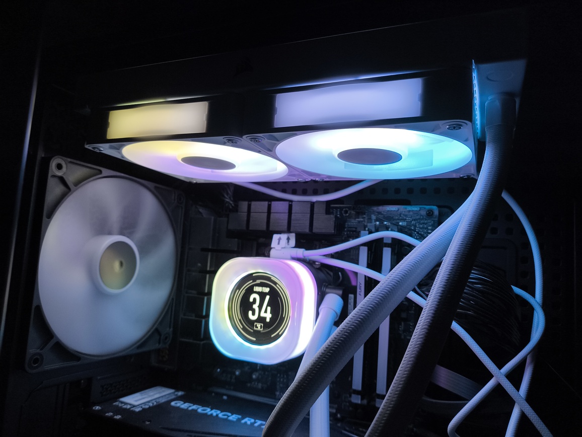 Corsair iCUE LINK TITAN 240 RX LCD - test absurdalnie drogiego chłodzenia AIO jak na rozmiar 240 mm, nawet mimo oferowanych funkcji dodatkowych