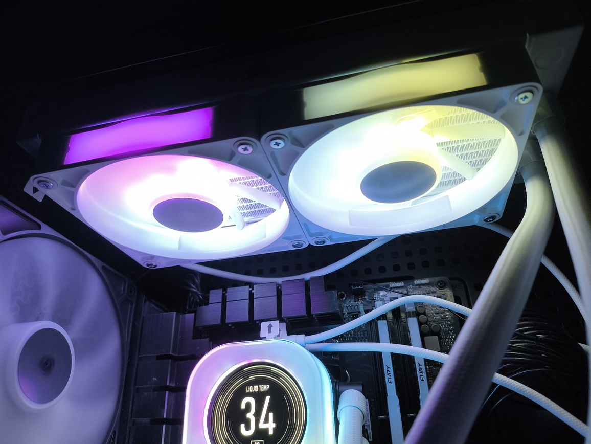 Corsair iCUE LINK TITAN 240 RX LCD - test absurdalnie drogiego chłodzenia AIO jak na rozmiar 240 mm, nawet mimo oferowanych funkcji dodatkowych