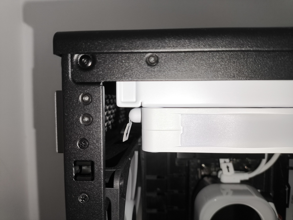 Corsair iCUE LINK TITAN 240 RX LCD - test absurdalnie drogiego chłodzenia AIO jak na rozmiar 240 mm, nawet mimo oferowanych funkcji dodatkowych