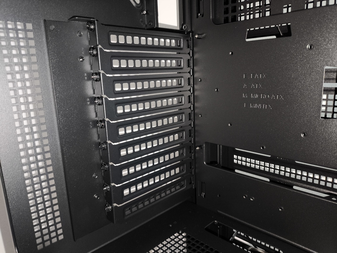FSP / Fortron U500 - test bardzo minimalistycznej z wyglądu ale też bardzo pojemnej w środku obudowy Full Tower
