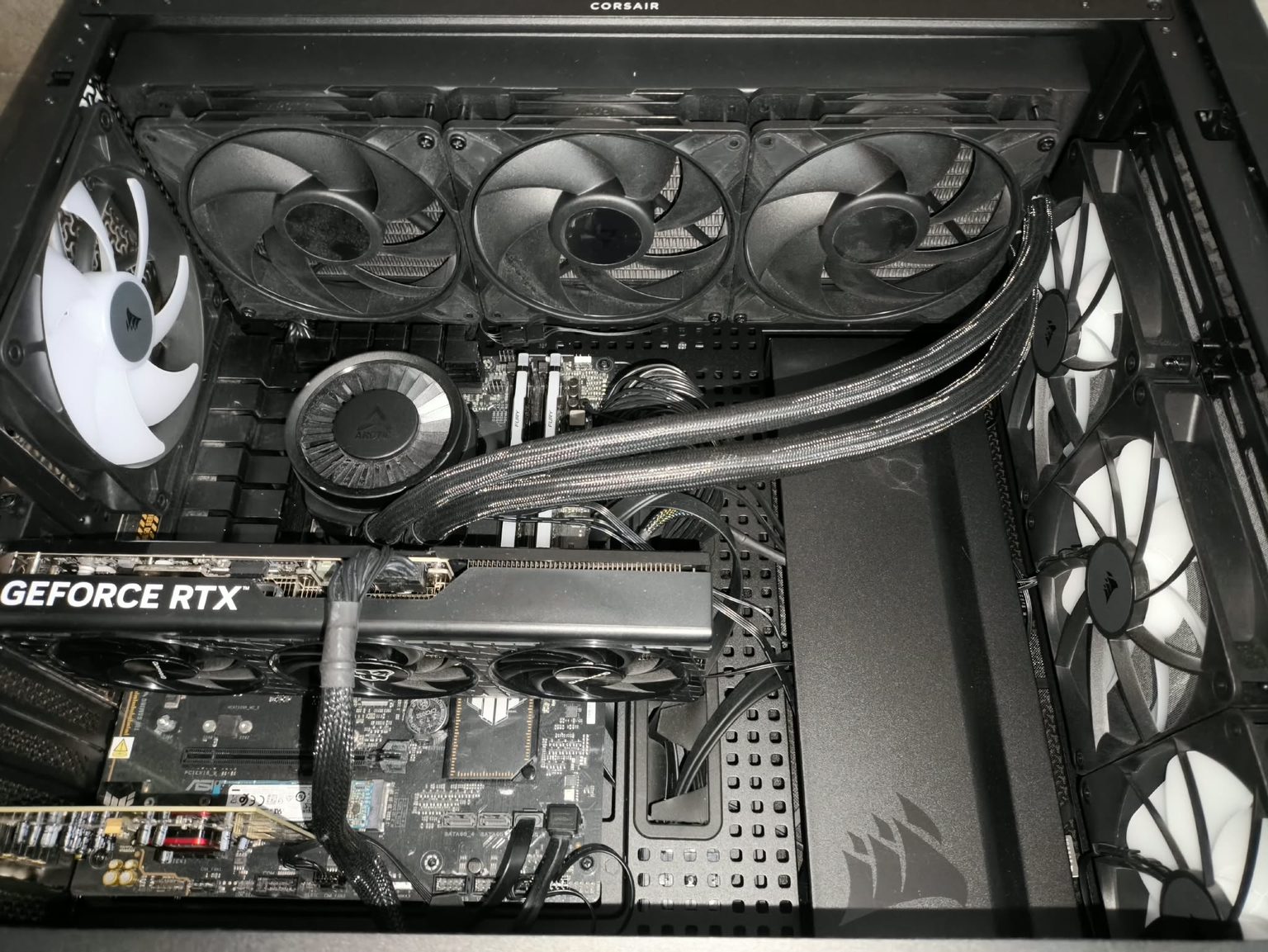 Arctic Liquid Freezer III Pro 420 black - test bardzo wydajnego chłodzenia AIO. Jednak aby go używać, trzeba mieć odpowiednią obudowę