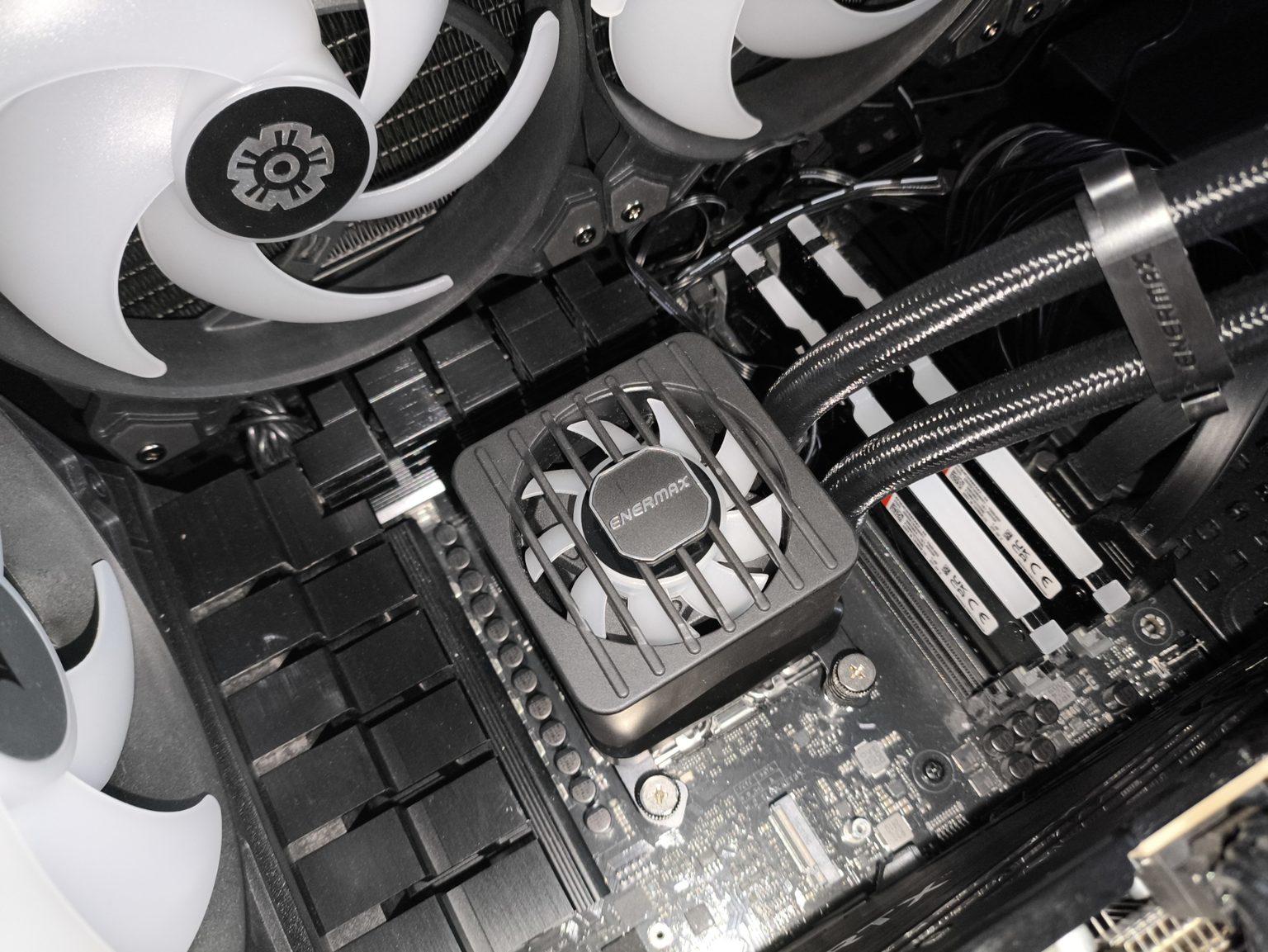 Enermax LIQMAXFLO 420 ARGB - test chłodzenia AiO. Liderem wydajności to on na pewno nie będzie, ale za to kulturą pracy zawstydzi wiele innych chłodzeń AiO