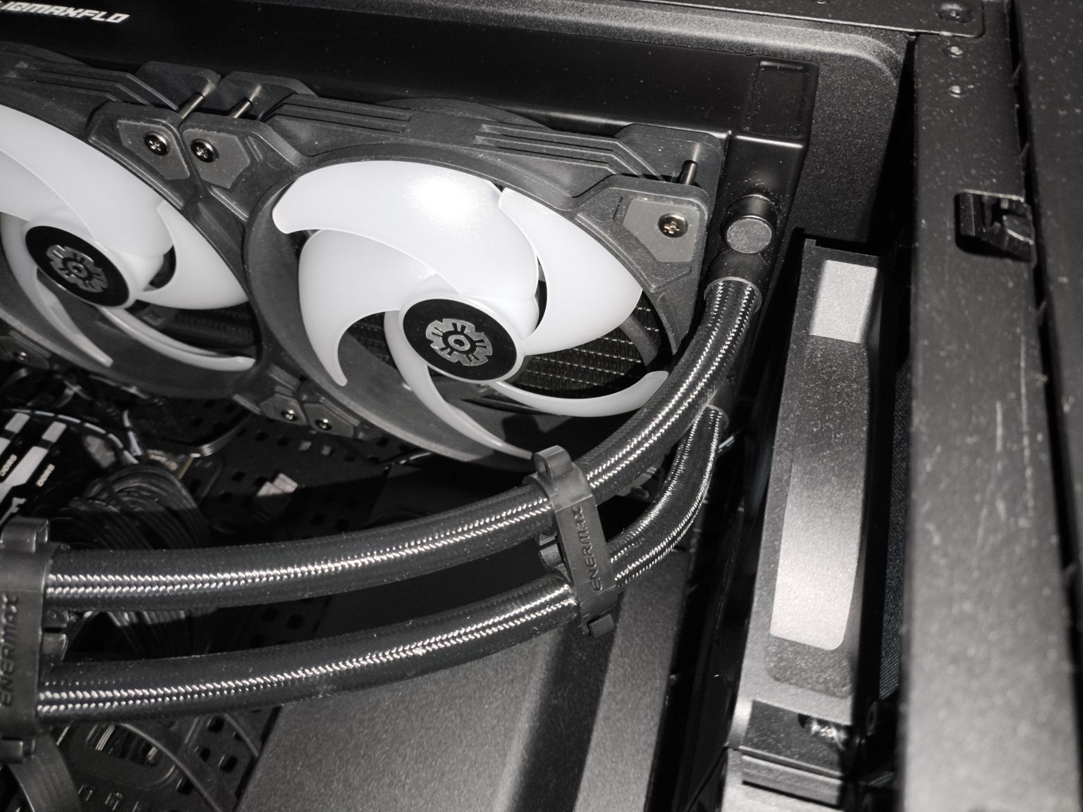 Enermax LIQMAXFLO 420 ARGB - test chłodzenia AiO. Liderem wydajności to on na pewno nie będzie, ale za to kulturą pracy zawstydzi wiele innych chłodzeń AiO